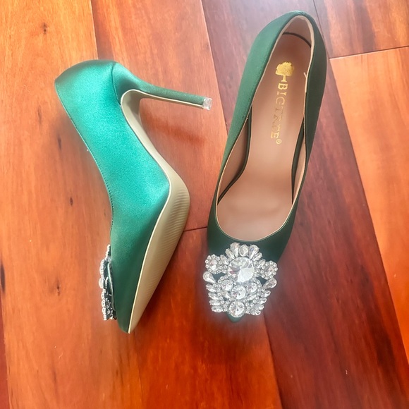 Green NWOT Rhinestone Stiletto Satin Heels holiday party - Picture 3 of 10